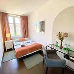 Old Town Apartment For Groups - River View - Five Bedrooms - Comfy Apartments *