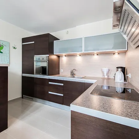 Old Town Apartment For Groups - River View - Five Bedrooms - Comfy Apartments *