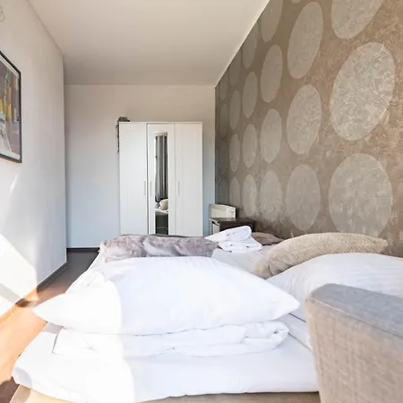 Old Town Apartment River View - Five Bedrooms * Gdańsk