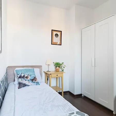 Old Town Apartment River View - Five Bedrooms Gdańsk