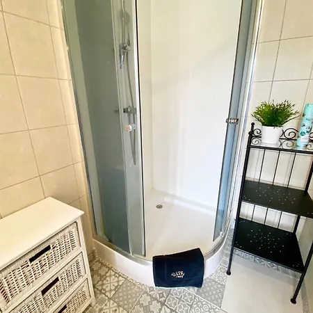 Old Town Apartment For Groups - River View - Five Bedrooms - Comfy Apartments דירה